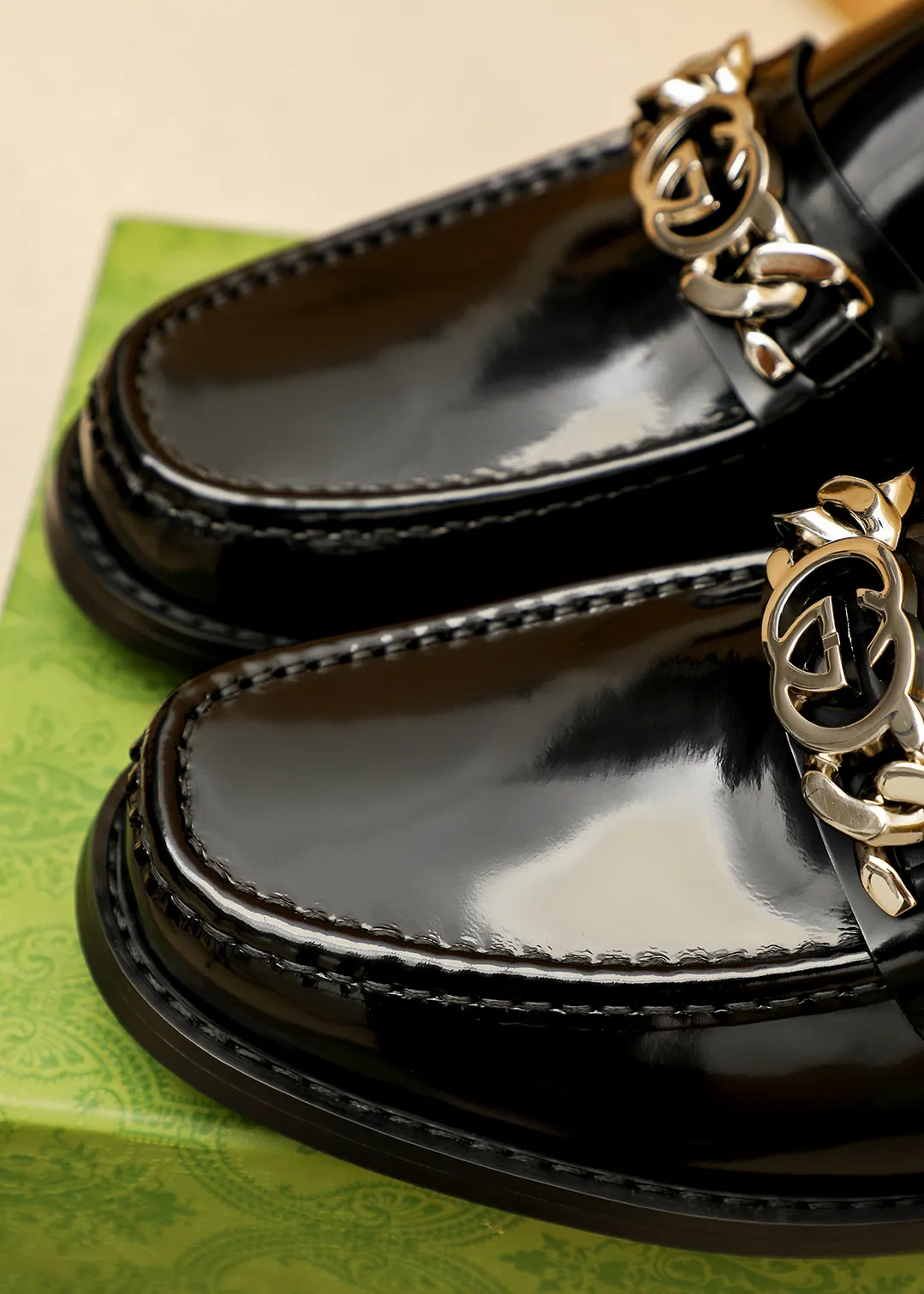 Men's shoes 💰480 💐 Product trademark: GUCCI "Gucci" casual leather shoes Regular size: 38-44 (45.46🉑️customized) Product materials: Selected imported first-layer open-edge beaded cowhide leather upper + luxury hardware buckle, imported water-dyed cowhide leather lining. Strong three-dimensional visual effect, original outsole color: 2 colors available